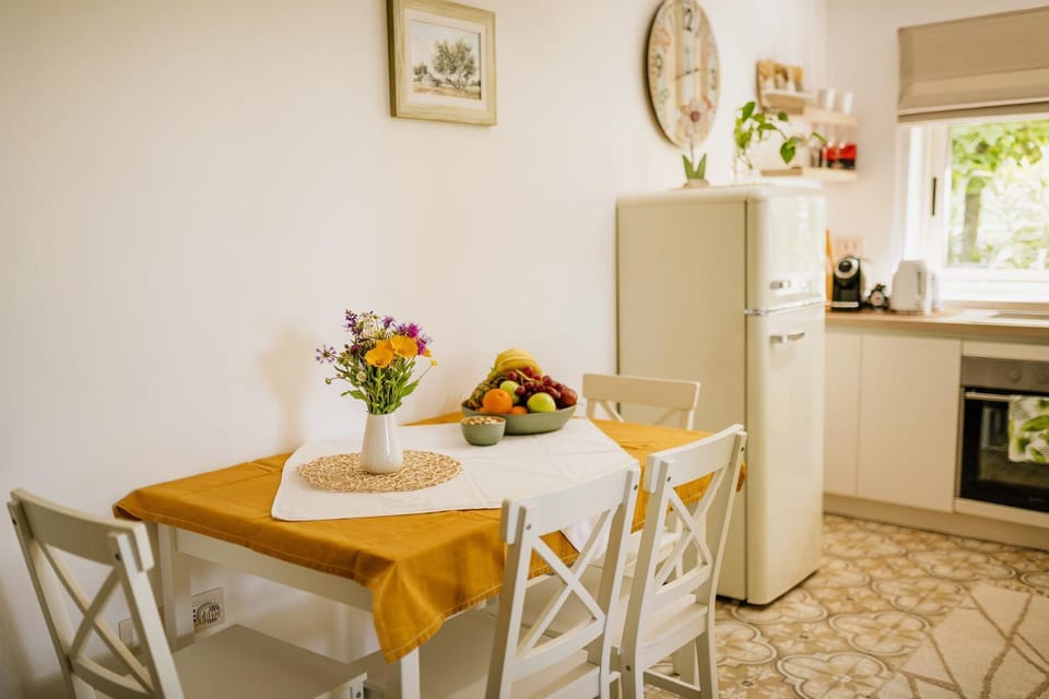Dining area, kitchen