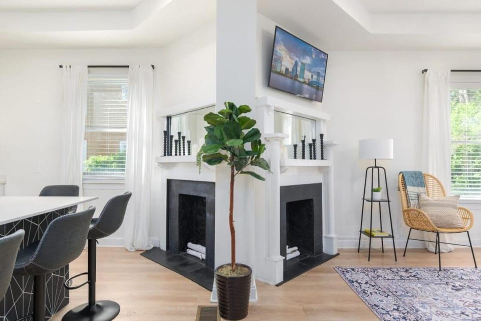 Elegant 2 BR apt in the heart of historic SPR - 5 min drive to TIAA Bank Field Apartment in Jacksonville