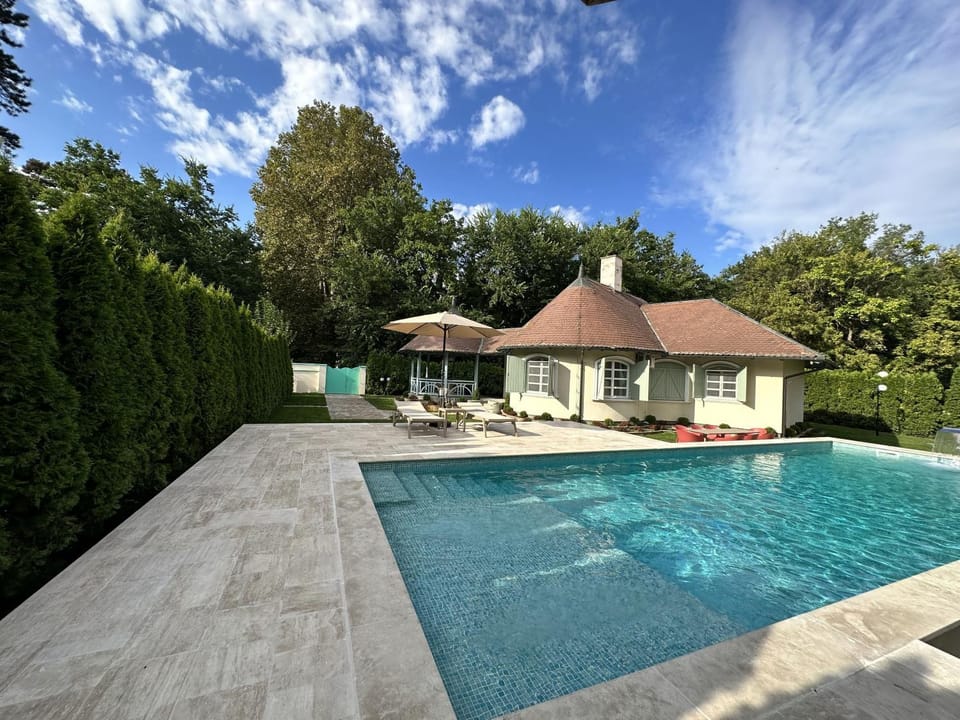 Swimming pool, Swimming pool