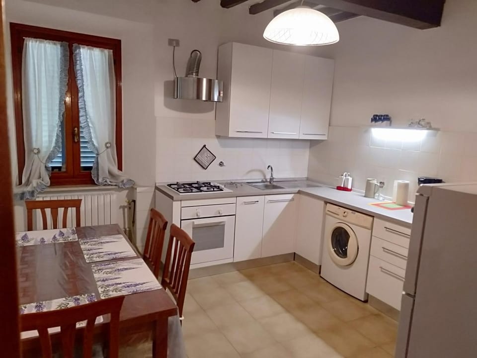 Kitchen or kitchenette, Dining area, stove, toaster, washing machine