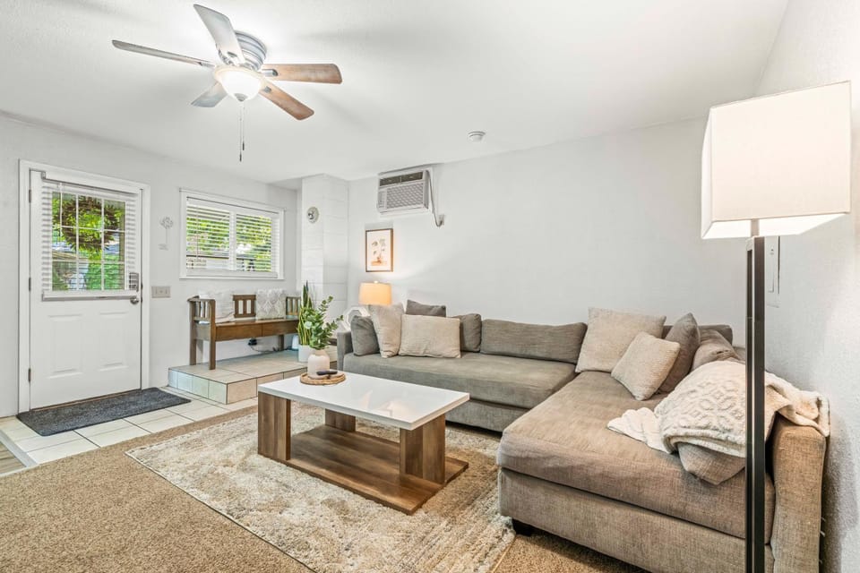 Facade/entrance, Living room, fireplace