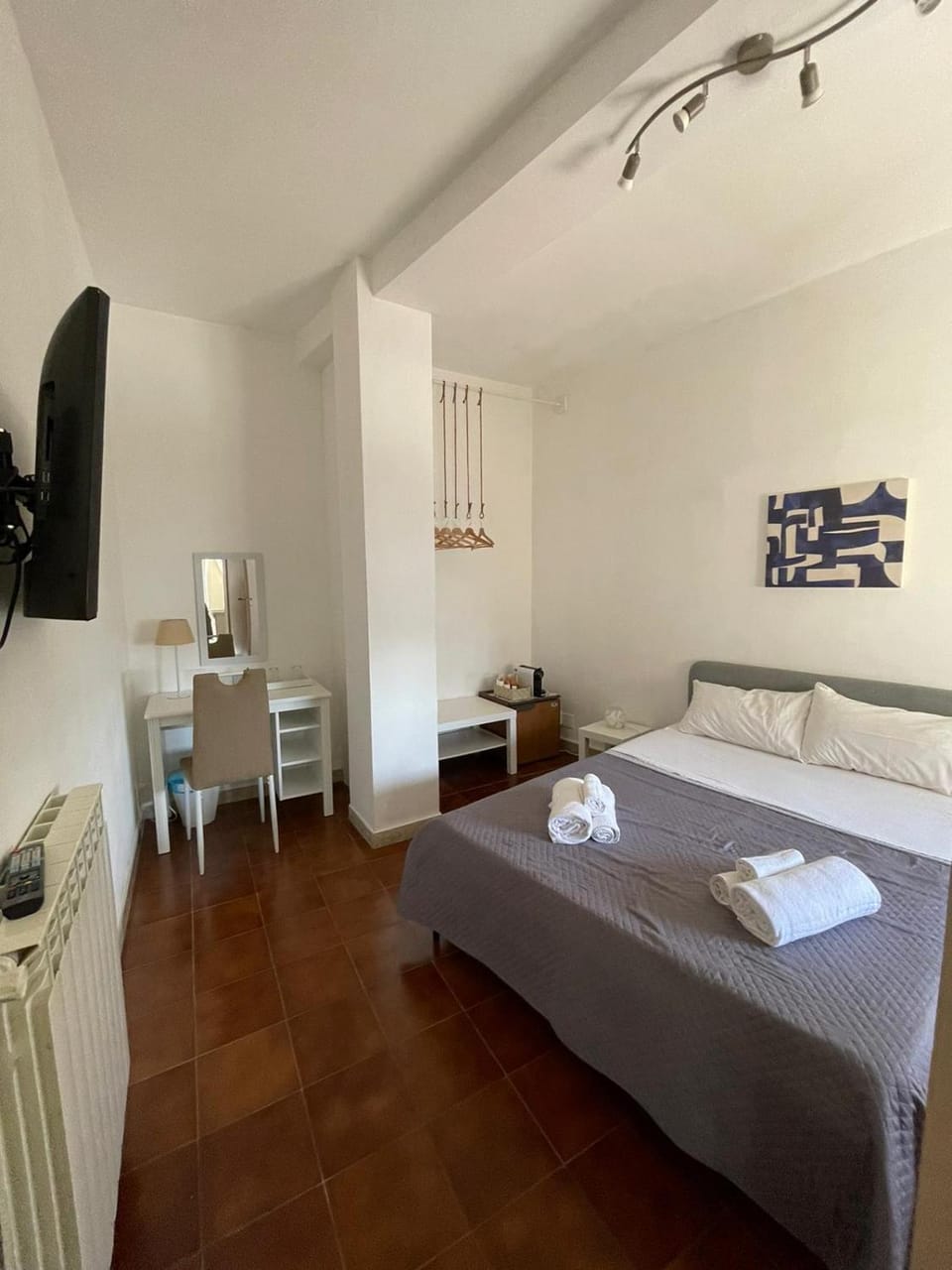 Bed, TV and multimedia, Photo of the whole room, towels