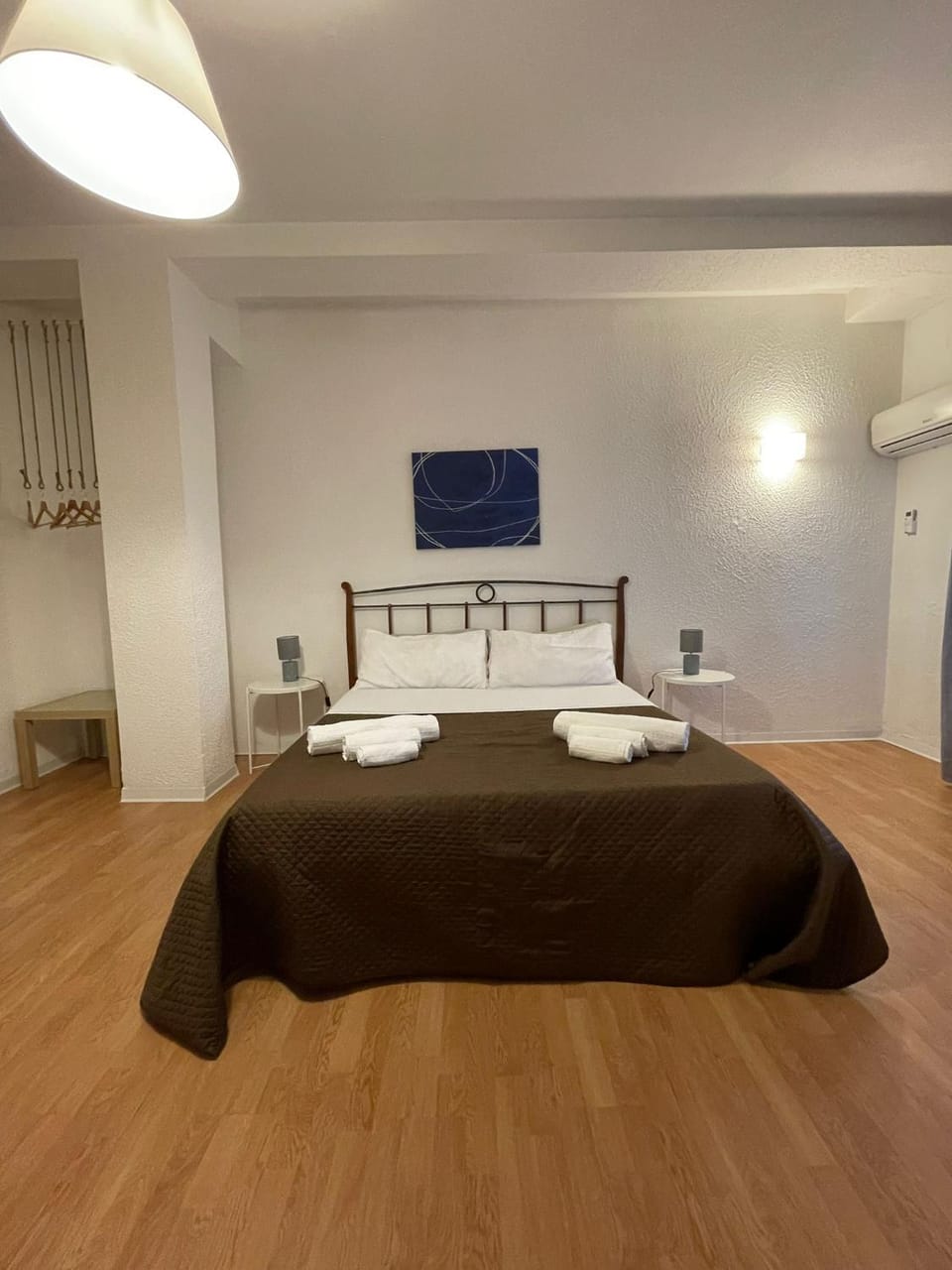 Bed, Bedroom, towels