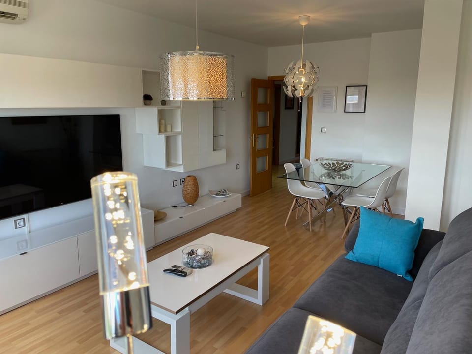 TV and multimedia, Living room, Seating area, Dining area, Evening entertainment