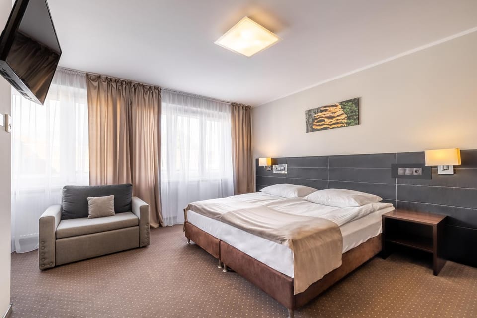 Bed, TV and multimedia, Seating area, Bedroom