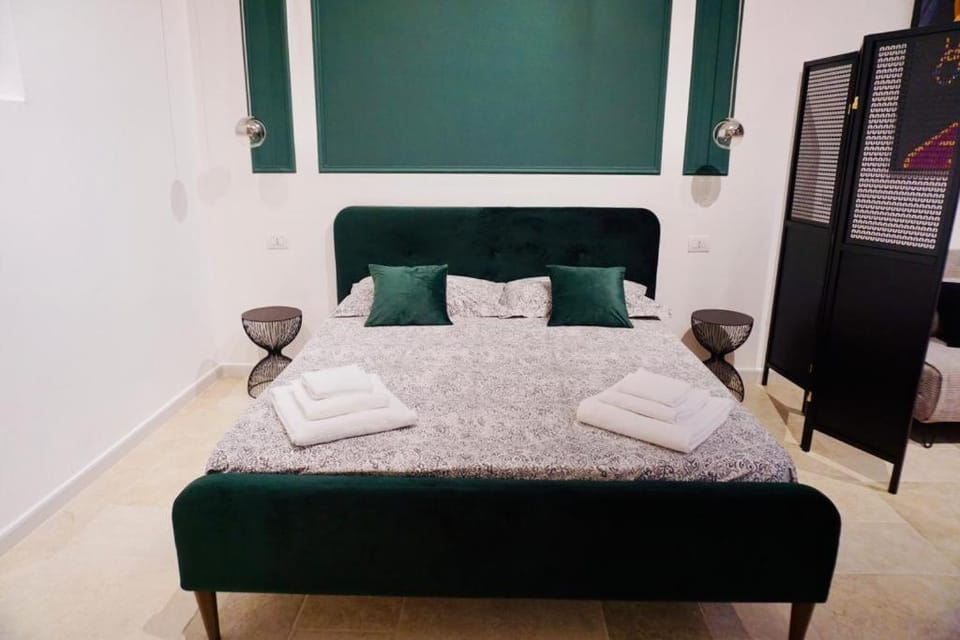Bed, towels