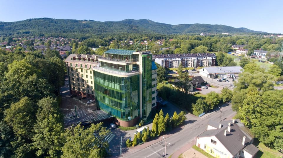 Property building, Day, Neighbourhood, Bird's eye view, City view, Location, Parking