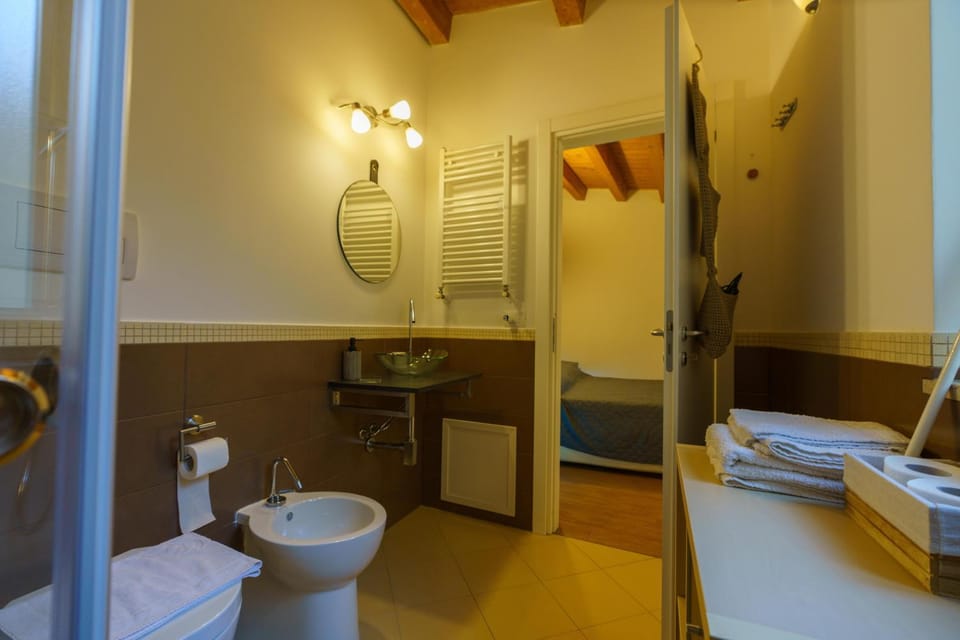 Shower, Toilet, Bathroom, bidet, towels