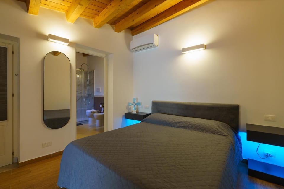 Bed, TV and multimedia, Photo of the whole room, Bedroom, air conditioner