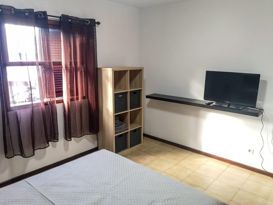 Bed, TV and multimedia, Bedroom