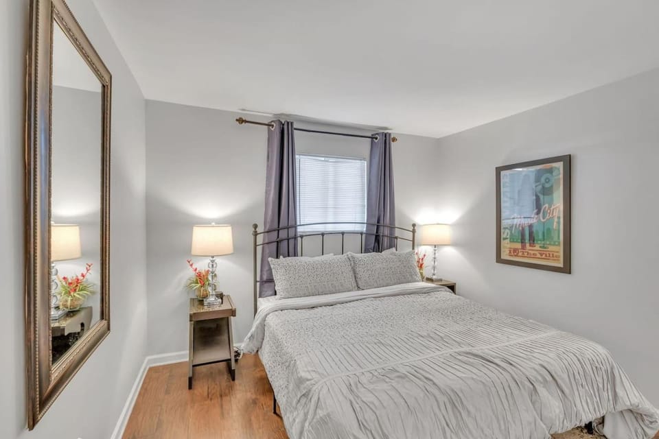 Nash Riverfront Condo, Sleeps 6, Walk to Broadway Apartment in East Nashville