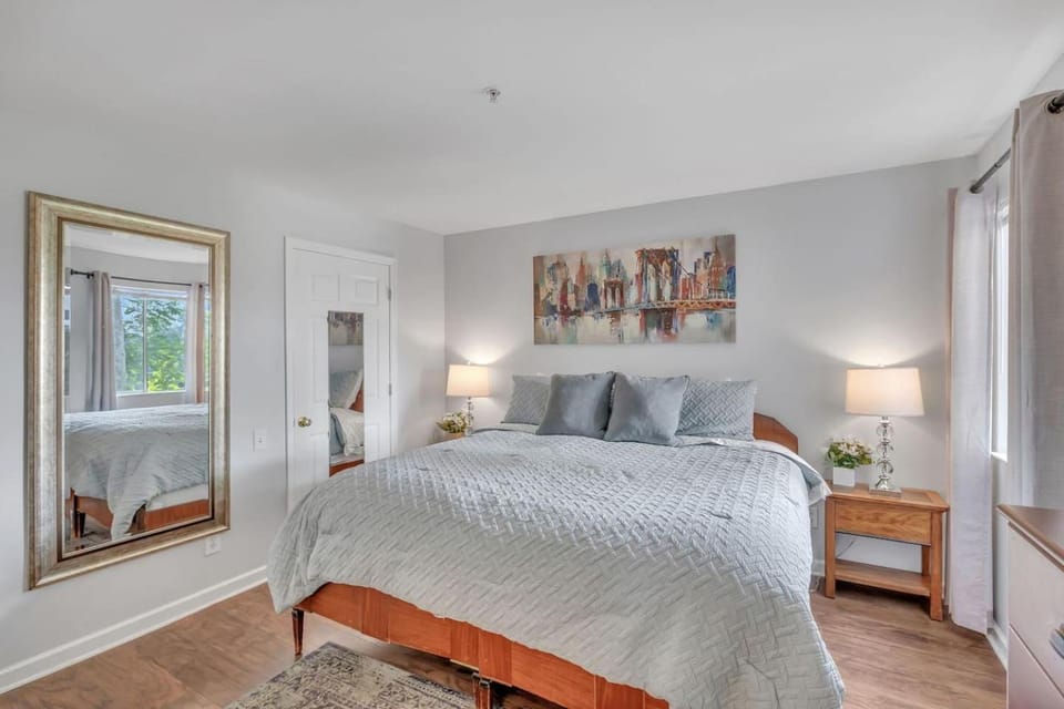 Nash Riverfront Condo, Sleeps 6, Walk to Broadway Apartment in East Nashville