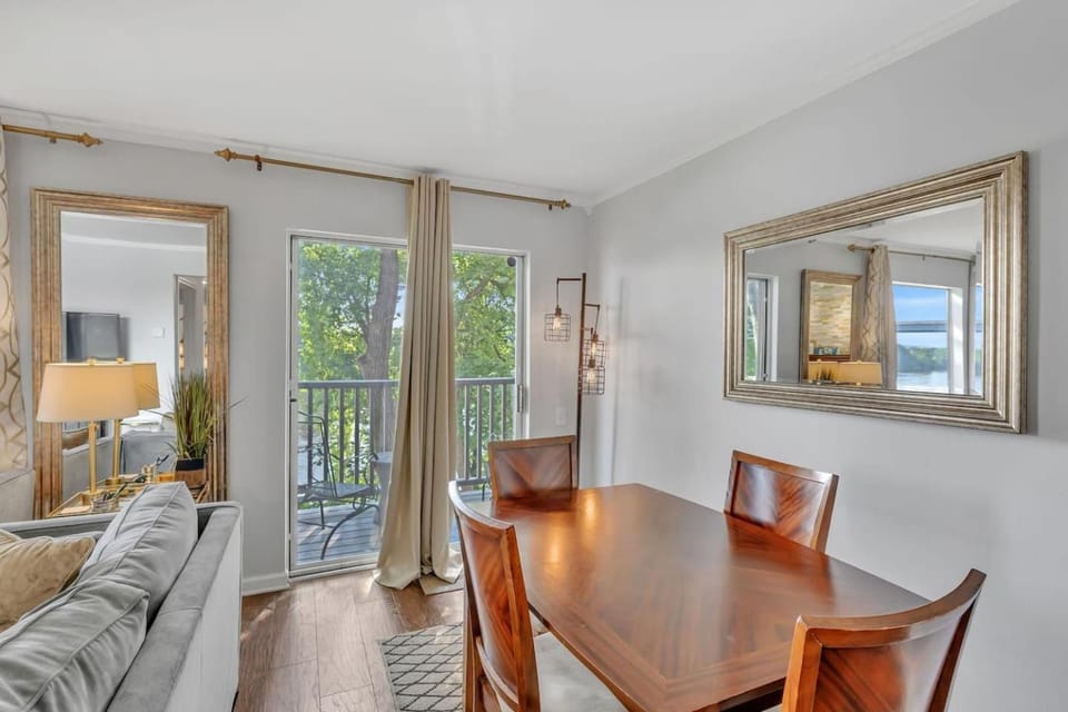 Nash Riverfront Condo, Sleeps 6, Walk to Broadway Apartment in East Nashville