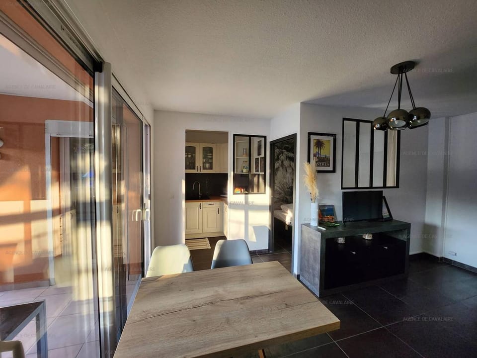 T3 rénové 49m², centre-ville Cavalaire-sur-Mer, plages à pied, clim, terrasse, parking sous-sol - FR-1-100-278 Apartment in Cavalaire-sur-Mer