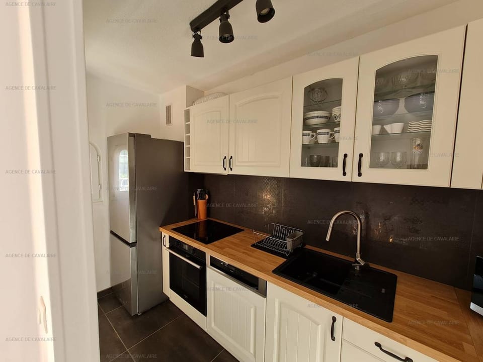 T3 rénové 49m², centre-ville Cavalaire-sur-Mer, plages à pied, clim, terrasse, parking sous-sol - FR-1-100-278 Apartment in Cavalaire-sur-Mer