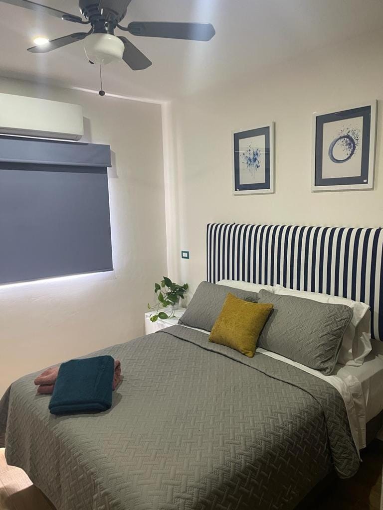 Bed, Photo of the whole room, fireplace