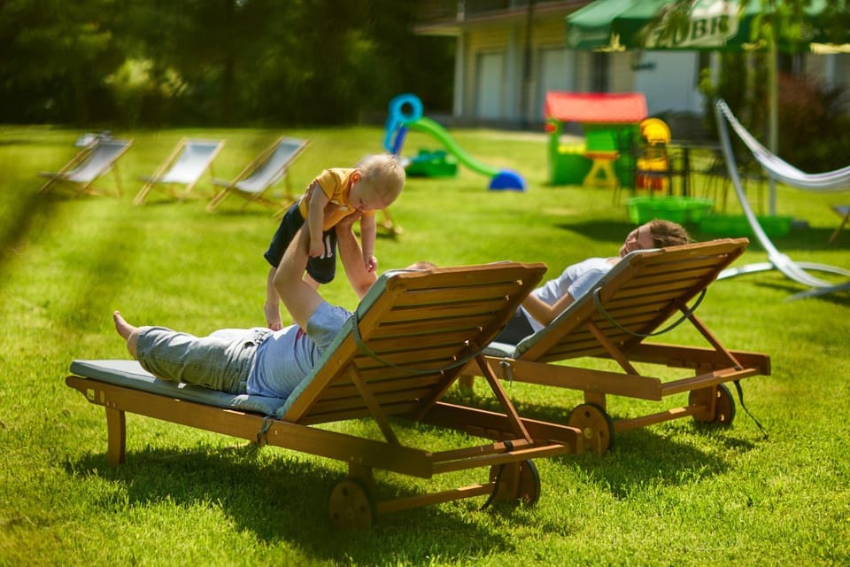 Communal lounge/ TV room, Spring, Day, People, Natural landscape, Garden, Evening entertainment, Garden view, children, sunbed