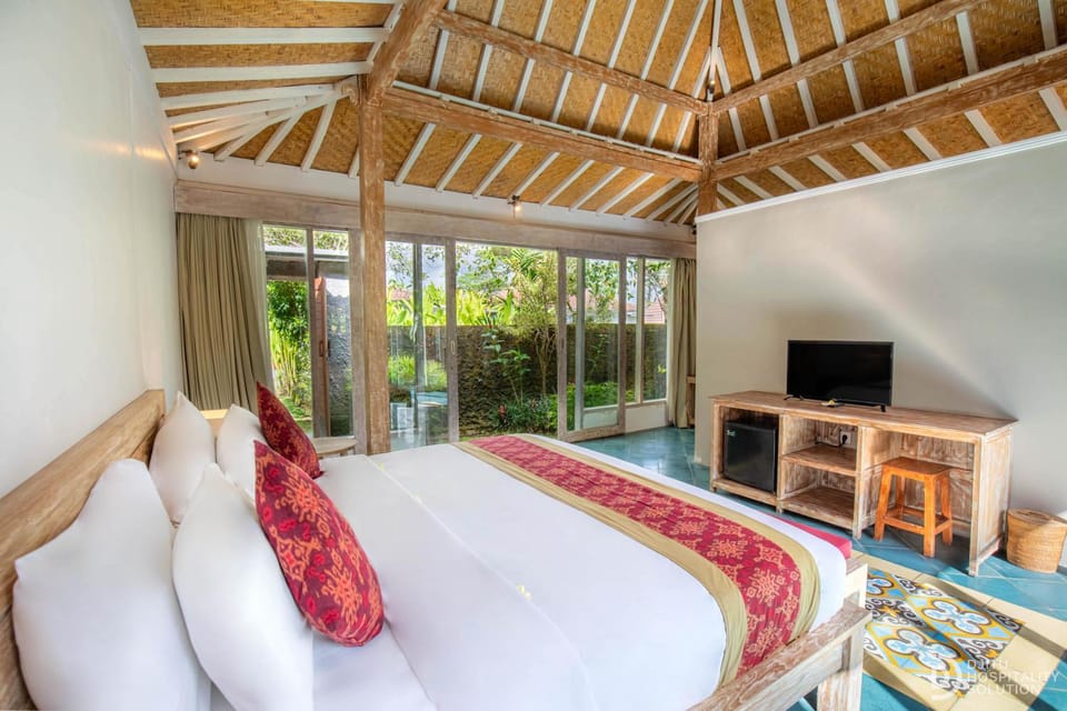 Bed, TV and multimedia, Photo of the whole room, Bedroom