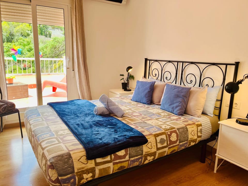 Bed, View (from property/room), Photo of the whole room, Bedroom