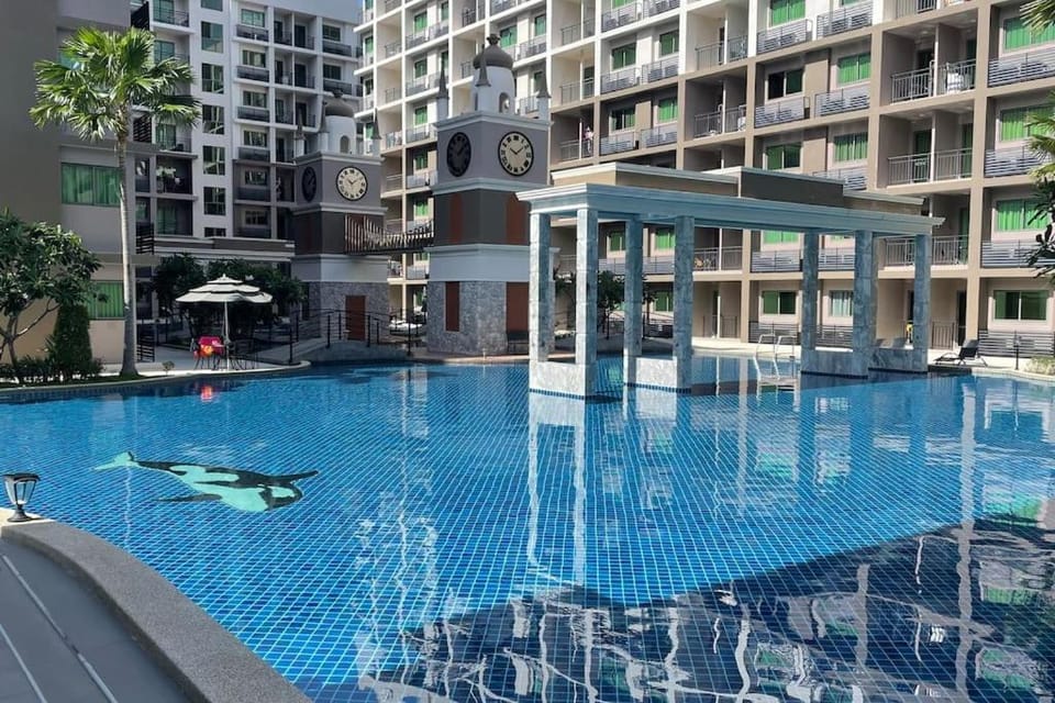 Property building, Day, Swimming pool, sunbed