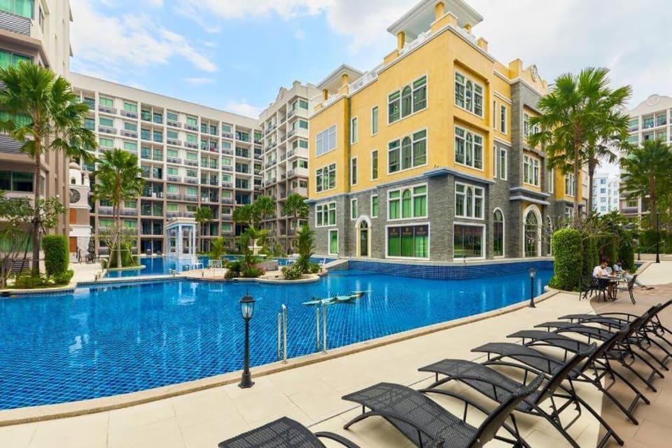 Property building, Day, Swimming pool, sunbed