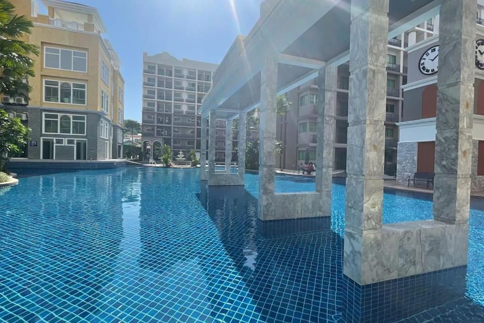Day, Swimming pool, sunbed