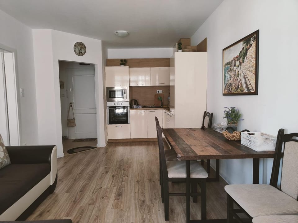Kitchen or kitchenette, Dining area
