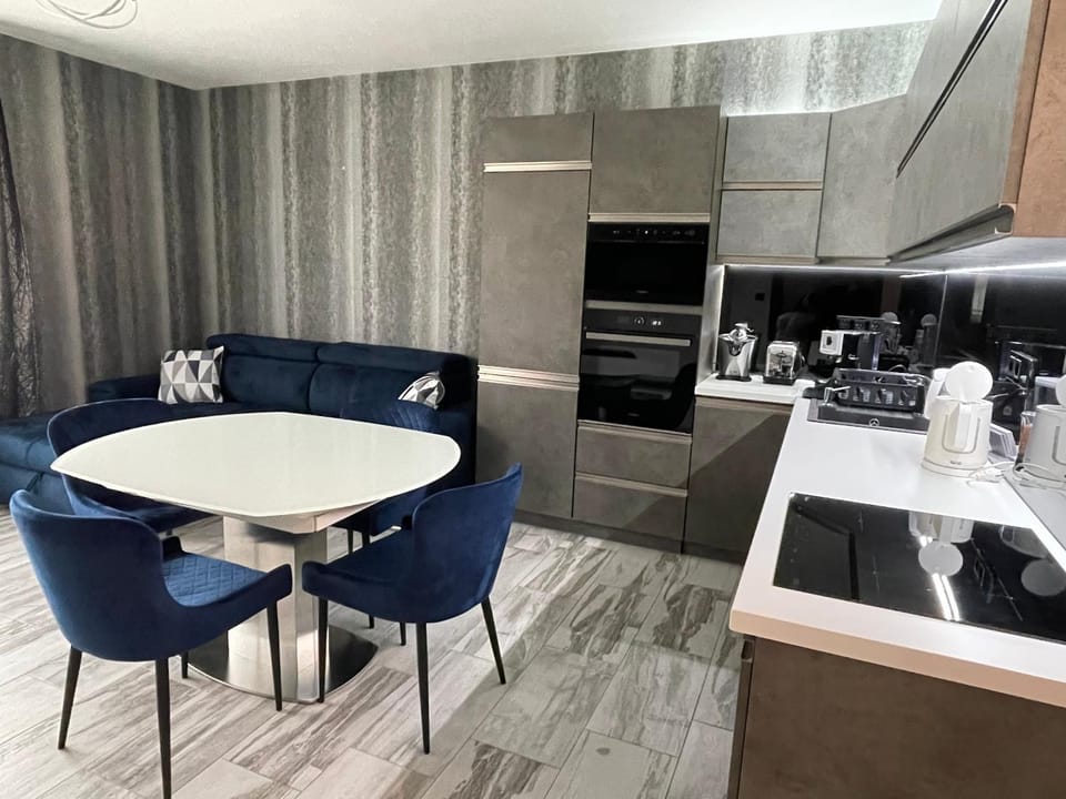 Kitchen or kitchenette, Dining area