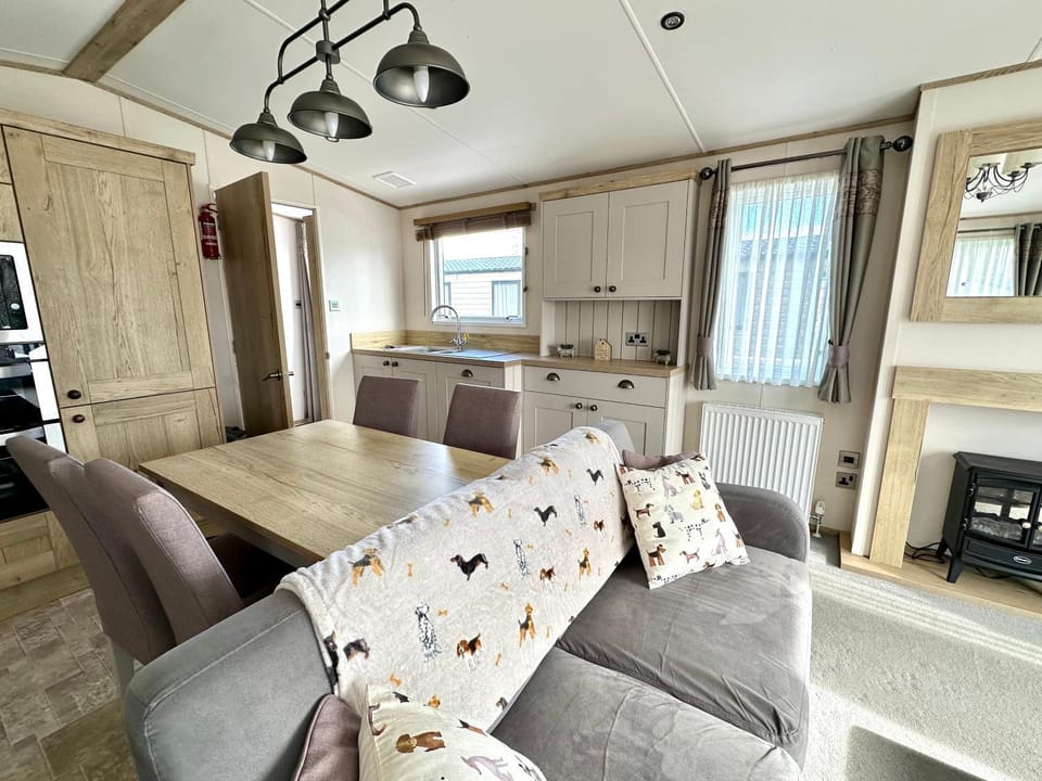 Paws Lodge, Hot Tub, Pet Friendly House in Cotswold District