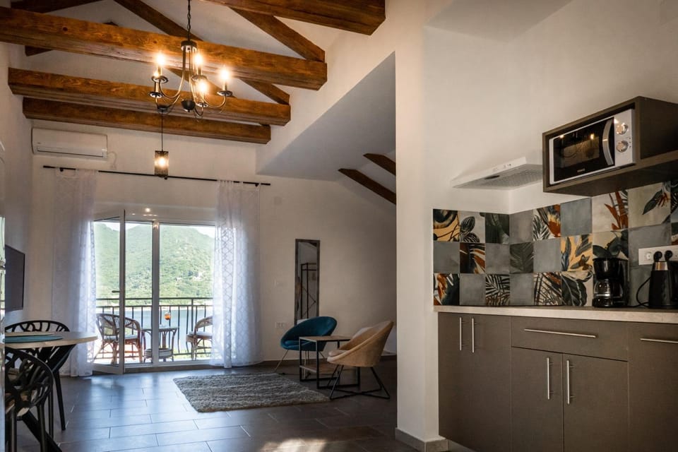 Kitchen or kitchenette, Living room