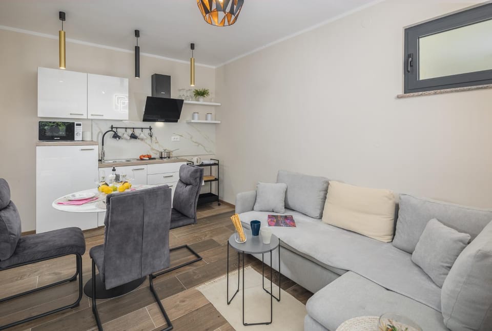 Kitchen or kitchenette, Living room, Seating area, Dining area, Communal kitchen