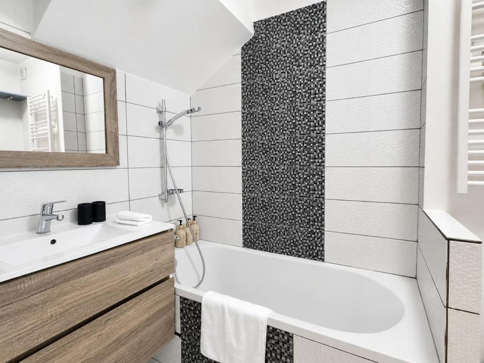 Shower, Bathroom, Bath, towels