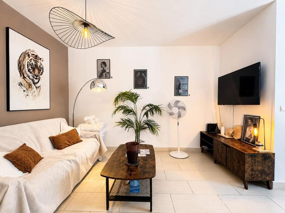 Communal lounge/ TV room, TV and multimedia, Living room, Seating area, Evening entertainment