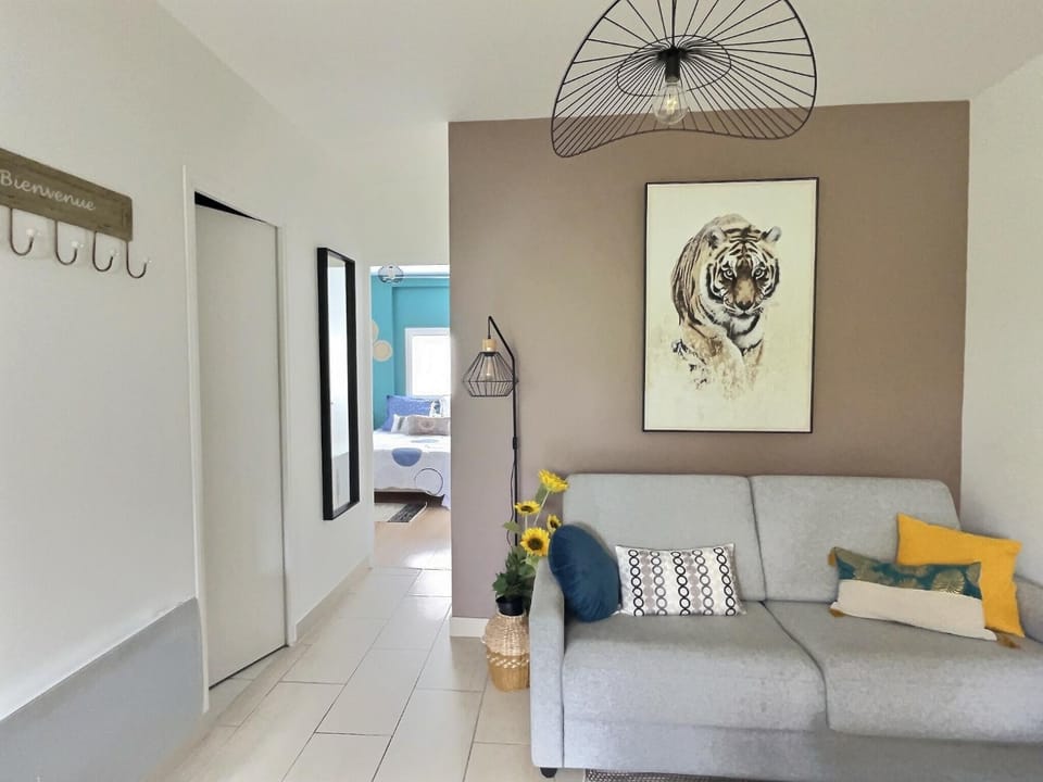 Living room, Photo of the whole room, Seating area, Bedroom