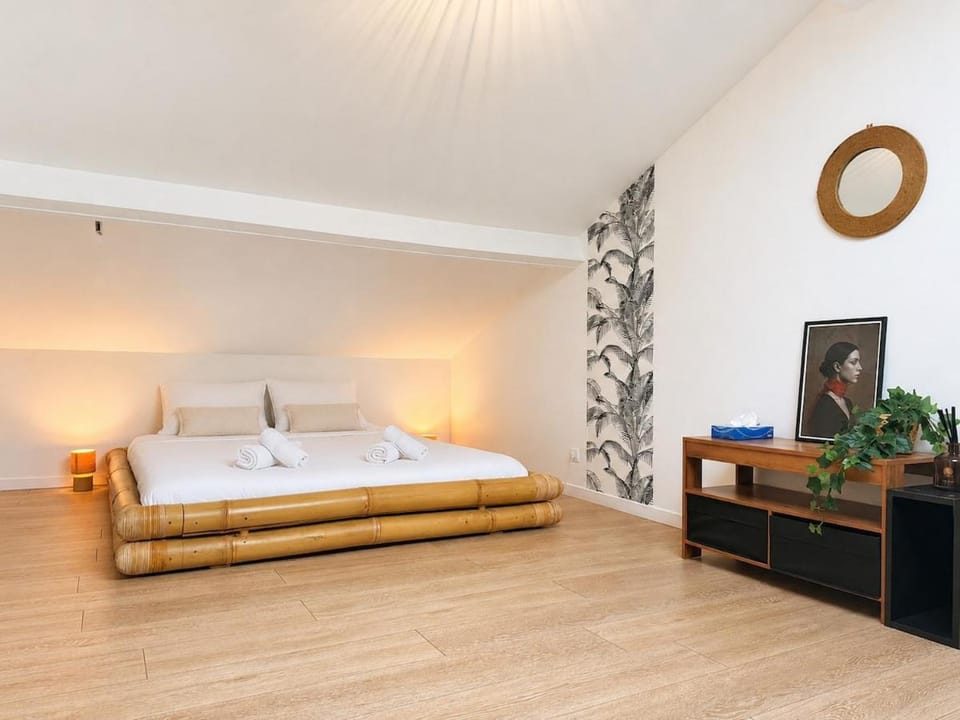 Bed, Photo of the whole room, Bedroom