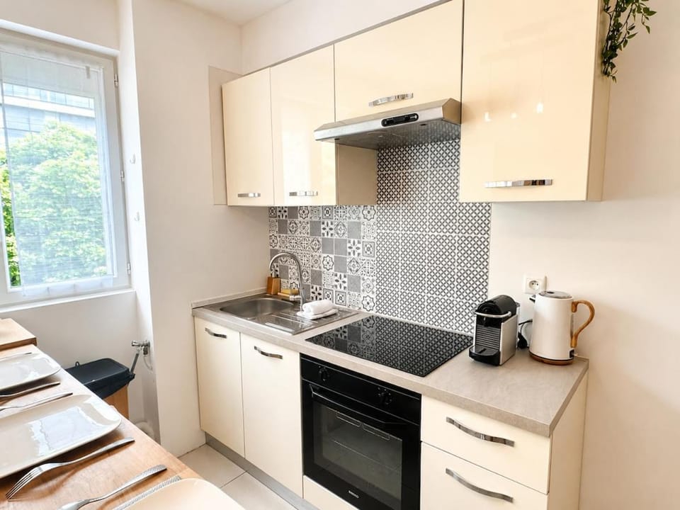 Kitchen or kitchenette, Dining area, stove