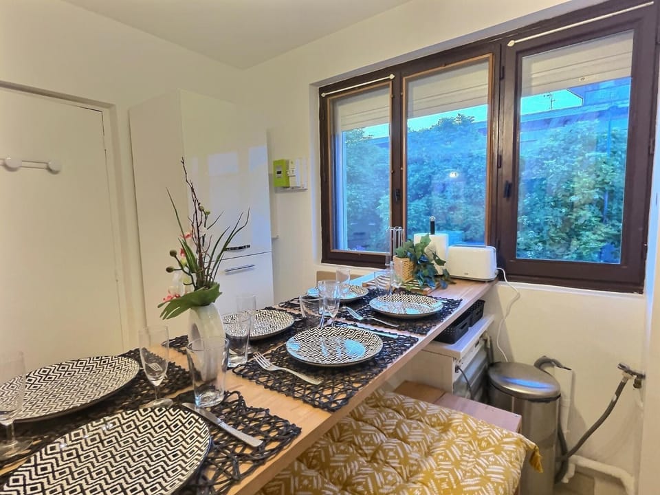 Kitchen or kitchenette, Dining area