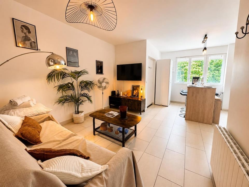 Communal lounge/ TV room, TV and multimedia, Kitchen or kitchenette, Seating area, Dining area, Evening entertainment