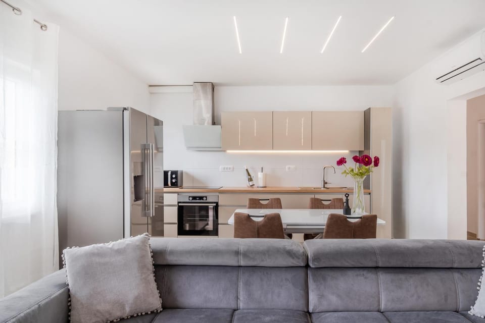 Kitchen or kitchenette, Living room, Seating area, Dining area, Communal kitchen