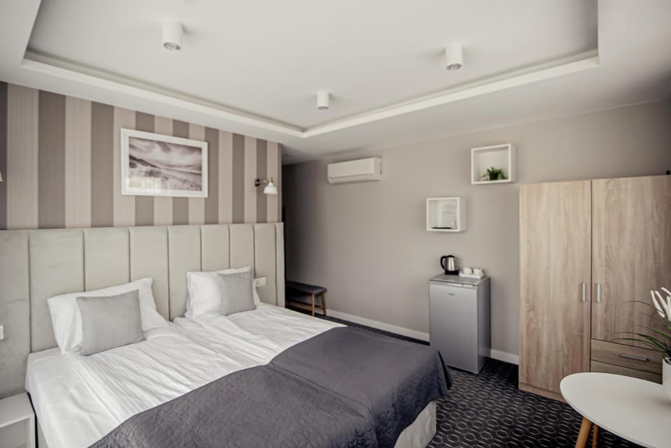 Bed, Photo of the whole room, wardrobe, air conditioner