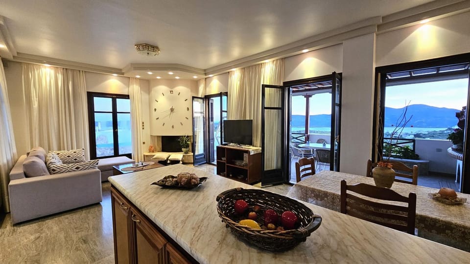TV and multimedia, Living room, Seating area, Dining area