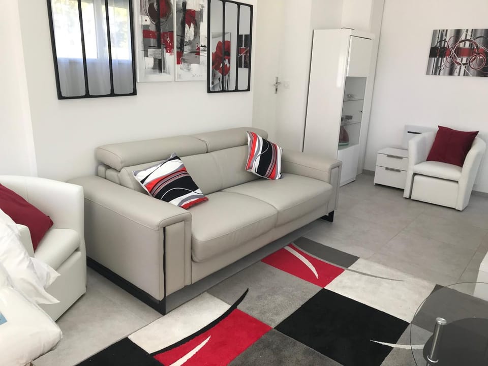Studio indépendant 35M2, avec grand jardin, gare 5 min, parkings, wifi THD, prox plage House in Vannes