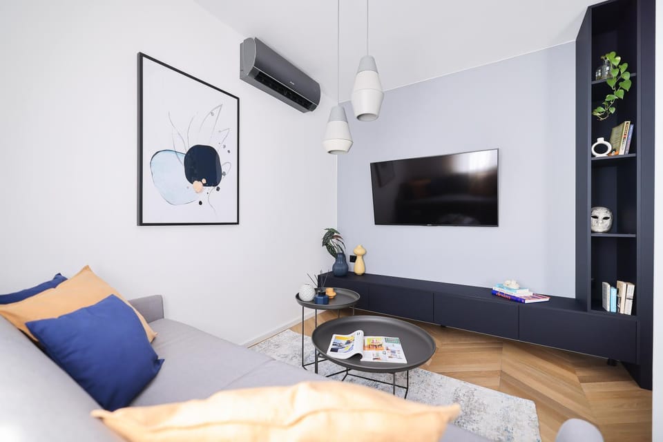 TV and multimedia, Living room, Seating area, air conditioner