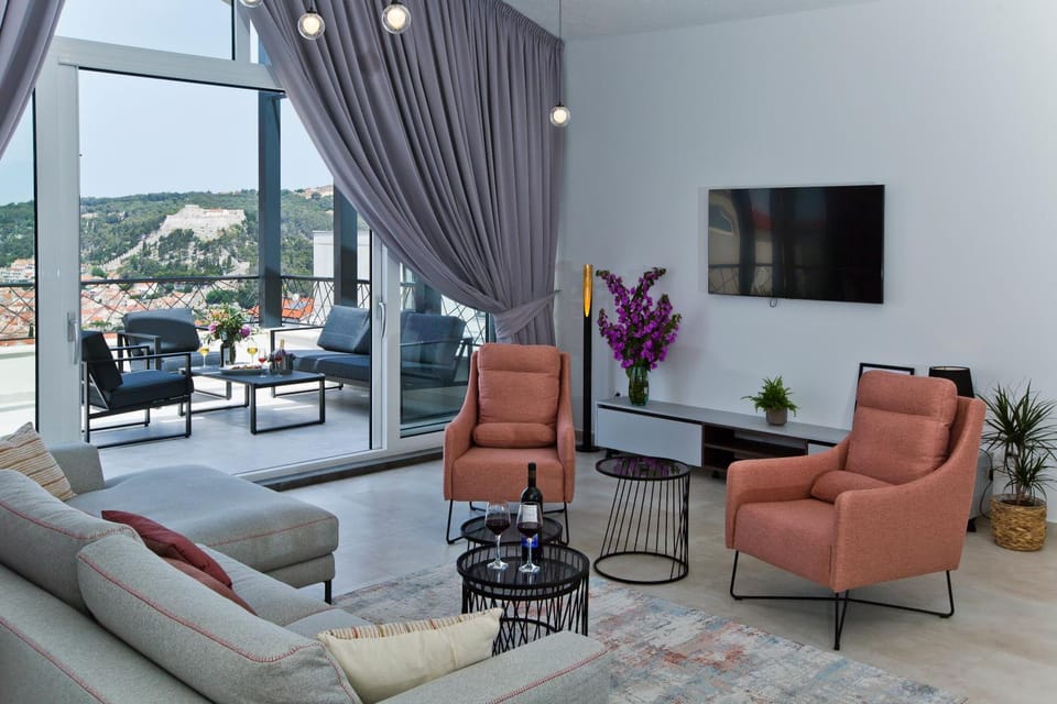 TV and multimedia, Living room, Seating area, Landmark view