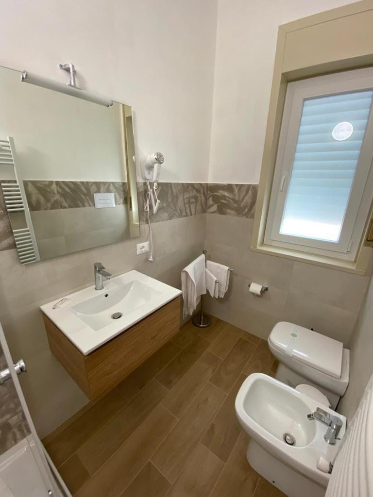 Shower, Toilet, Bathroom, bidet, towels