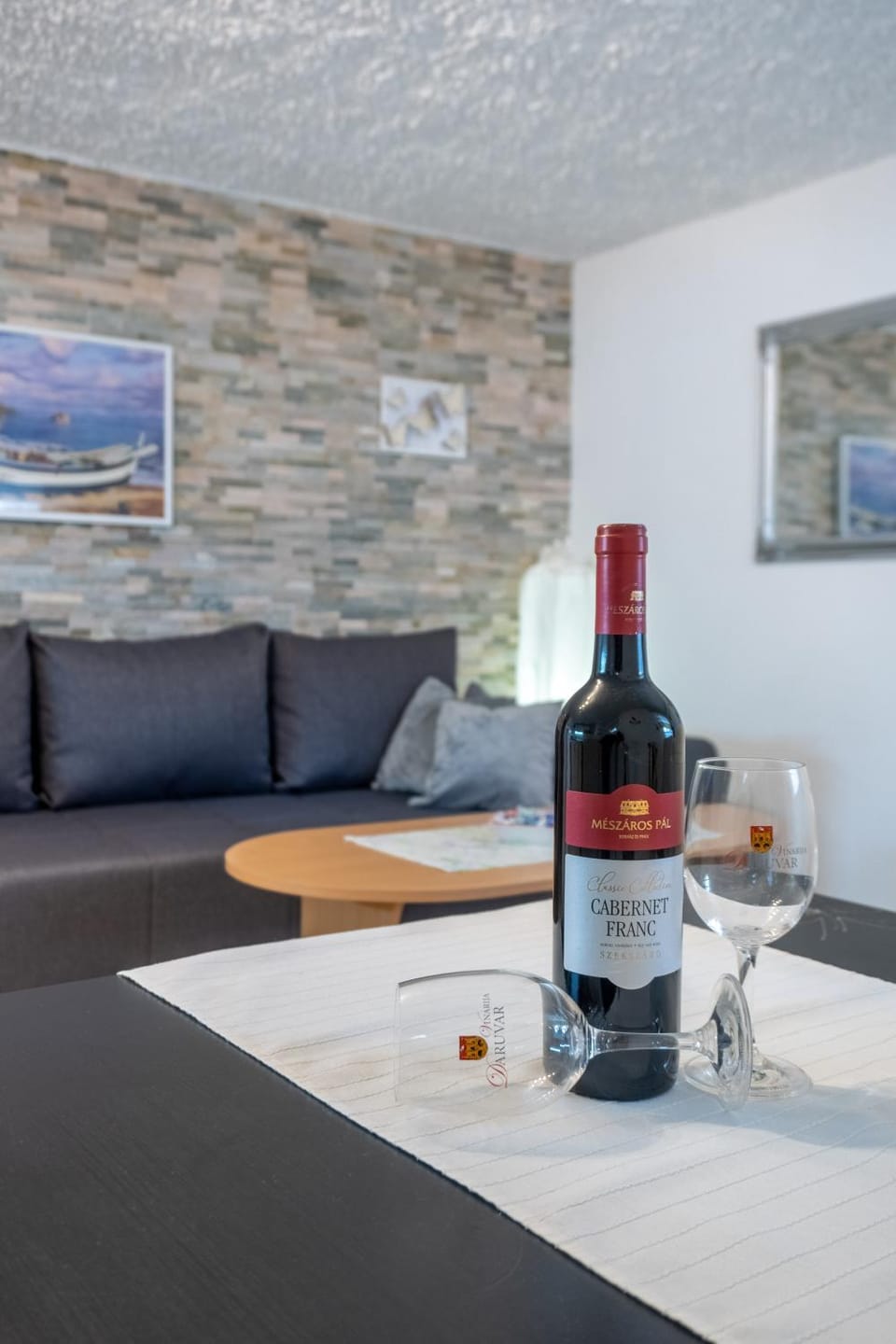 TV and multimedia, Living room, Food and drinks, Seating area, Dining area, Drinks, Alcoholic drinks