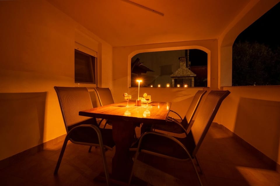 Night, Seating area