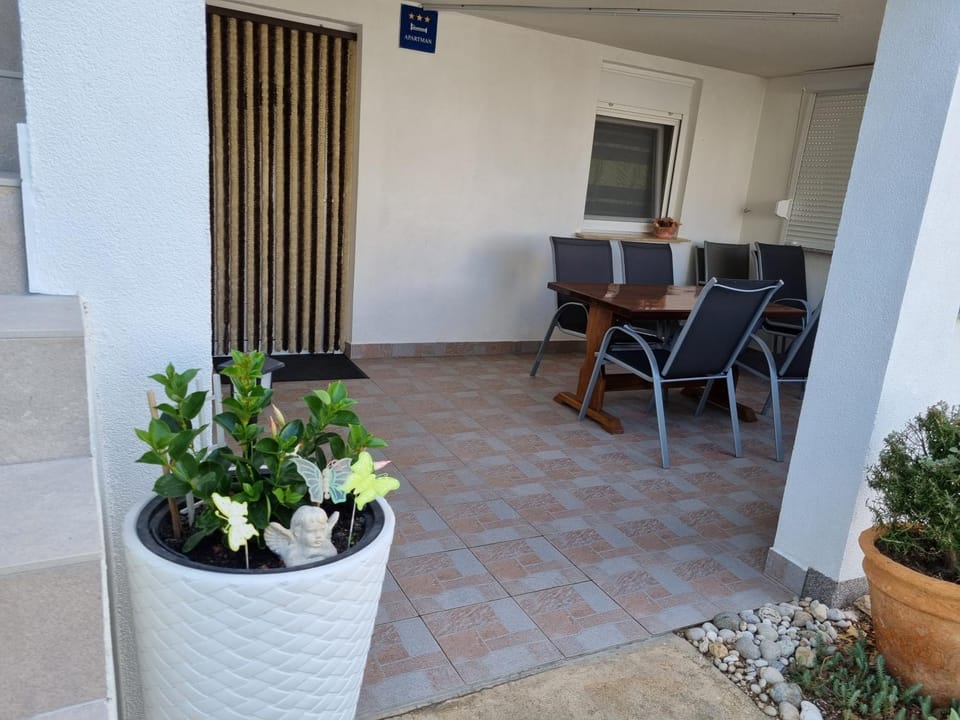Patio, Day, Balcony/Terrace, Seating area