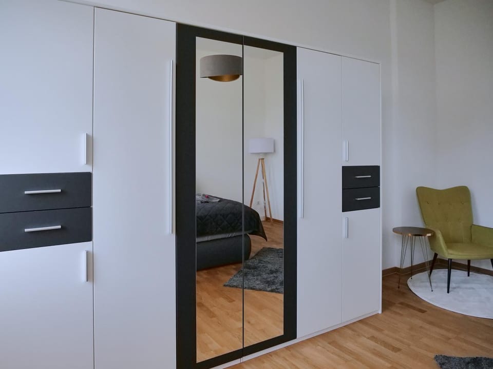 Seating area, Bedroom, wardrobe