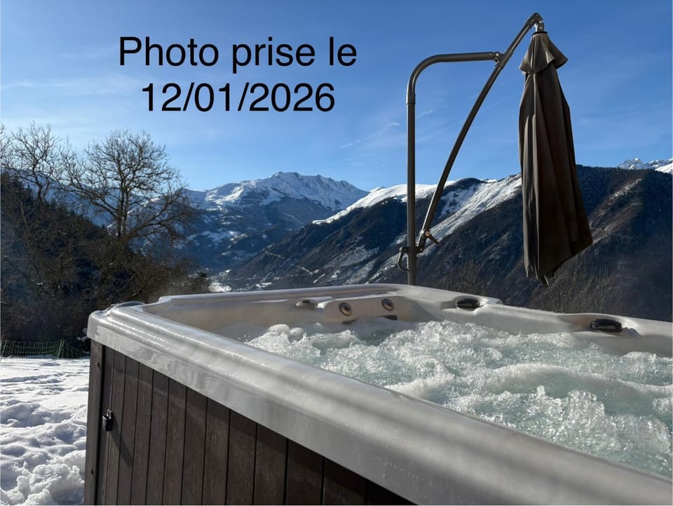 Tiny House tout confort au cœur des Pyrénées calme, vue et détente Chalet in Occitanie